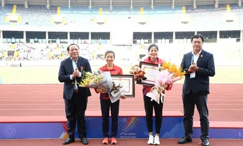 Nguyễn Thị Oanh và Nguyễn Thị Huyền nhận Bằng khen của Bộ trưởng Bộ Văn hóa, Thể thao và Du lịch