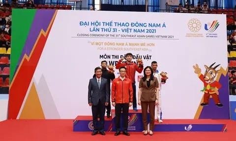 Phó Thủ tướng Vũ Đức Đam cổ vũ, động viên các vận động viên tại Nhà thi đấu Gia Lâm