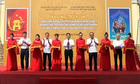Triển lãm tranh cổ động tấm lớn về giá trị văn hóa, con người Việt Nam