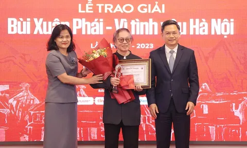 Đạo diễn Đặng Nhật Minh nhận Giải thưởng Bùi Xuân Phái - Vì tình yêu Hà Nội