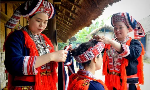 Triển lãm ảnh "Sắc màu các dân tộc Việt Nam"