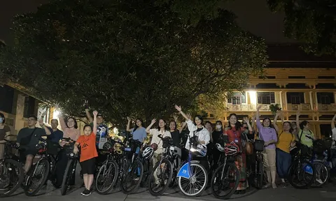 Độc đáo Tour xe đạp “Đêm Thăng Long - Hà Nội”