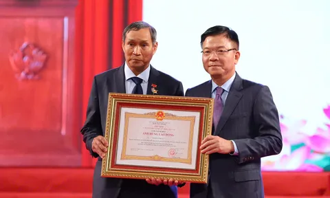 Trao tặng danh hiệu Anh hùng Lao động cho huấn luyện viên Mai Đức Chung