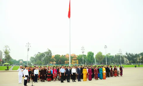 Già làng, trưởng bản, nghệ nhân các dân tộc báo công dâng Bác