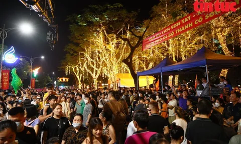Hà Nội: Khoảng 15 vạn du khách đã đến phố đi bộ Thành cổ Sơn Tây trong đêm khai trương