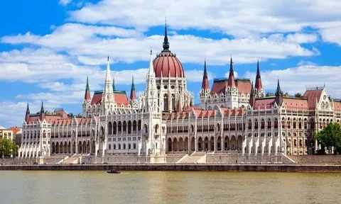 Tổ chức triển lãm ảnh “Tòa nhà Quốc hội Hungary”