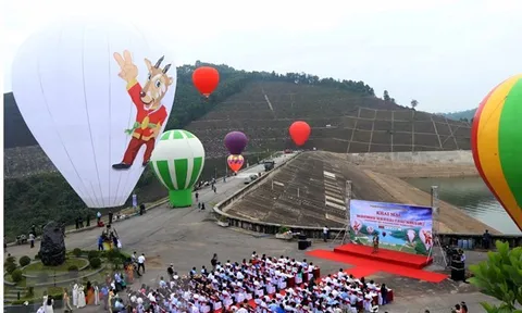 Hà Tĩnh: Trình diễn bay khinh khí cầu “Cuộc dạo chơi của Sao La"