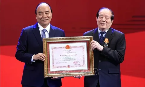 Chủ tịch nước Nguyễn Xuân Phúc trao Huân chương Độc lập hạng Nhì cho nhà thơ Hữu Thỉnh