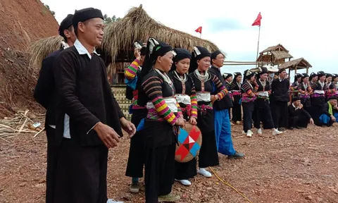 Nâng cao năng lực bảo tồn, phát huy trang phục truyền thống của dân tộc Lô Lô