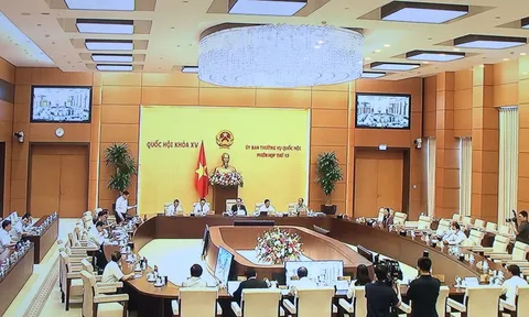 Khai mạc phiên họp thứ 13 của Ủy ban Thường vụ Quốc hội