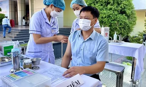Thủ tướng chỉ đạo đẩy nhanh tiêm vaccine trước tình hình số ca mắc COVID-19 tăng trở lại