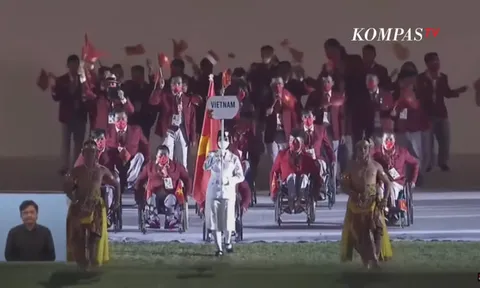 Đô cử Lê Văn Công cầm cờ trong Lễ khai mạc ASEAN Para Games 11