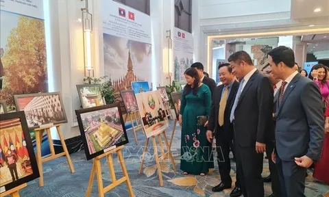 60 năm quan hệ Việt Nam - Lào: Không gian triển lãm ảnh, trưng bày sản phẩm, hàng hóa Hà Nội - Viêng Chăn