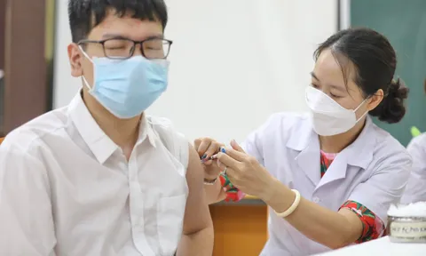 Tỉ lệ tiêm vaccine còn thấp, cảnh báo số trẻ mắc COVID-19 gia tăng