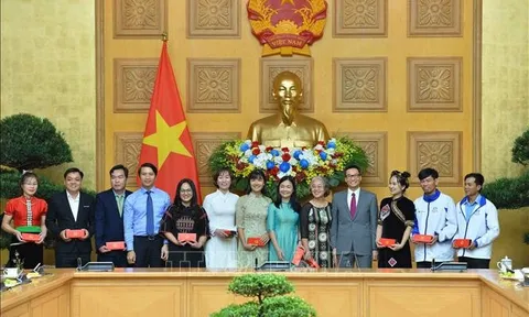 Phó Thủ tướng Vũ Đức Đam: Càng những nơi khó khăn, càng phải đầu tư cho giáo dục