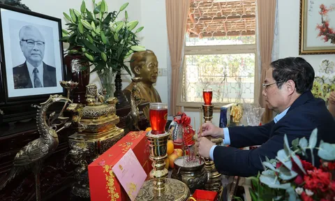 Thủ tướng Phạm Minh Chính dâng hương tưởng nhớ các cố Thủ tướng Chính phủ