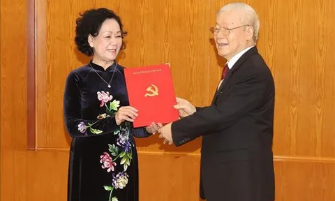 Tổng Bí thư Nguyễn Phú Trọng trao Quyết định phân công đồng chí Trương Thị Mai giữ chức Thường trực Ban Bí thư