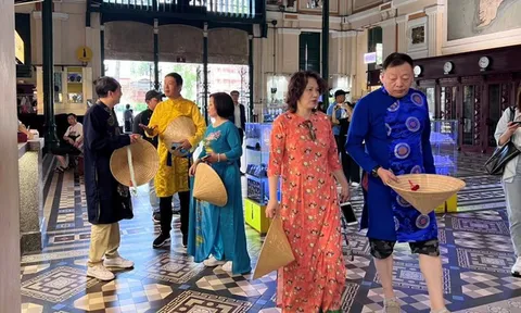 Đoàn du khách Trung Quốc đầu tiên trở lại T.P Hồ Chí Minh