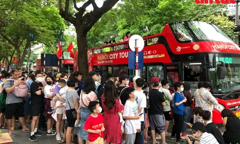 Gần 7.000 lượt khách tham quan Hà Nội miễn phí bằng xe buýt 2 tầng dịp nghỉ lễ 30/4-15