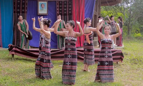 "Tháng Năm nhớ Bác" tại Làng Văn hóa, Du lịch các dân tộc Việt Nam: Tái hiện nghi thức "Đặt tên họ Hồ"