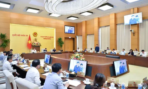 Đề nghị nâng lương, phụ cấp cho giáo viên, cán bộ y tế cơ sở