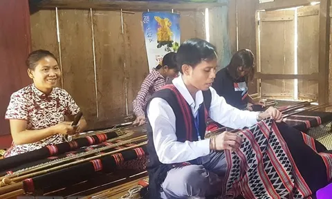 Tổ chức tập huấn, bồi dưỡng chuyên môn, nghiệp vụ, truyền dạy nghề dệt thổ cẩm người Tà Ôi/Pa Kô tại tỉnh Quảng Trị