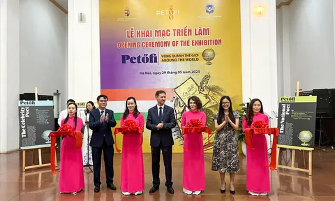 “Petőfi: Vòng quanh thế giới”: dấu ấn của một nhà thơ, nhà văn Hungary vĩ đại