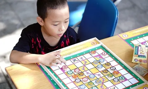 Các em thiếu nhi thích thú chơi Cờ chữ Việt tại Hồ Gươm