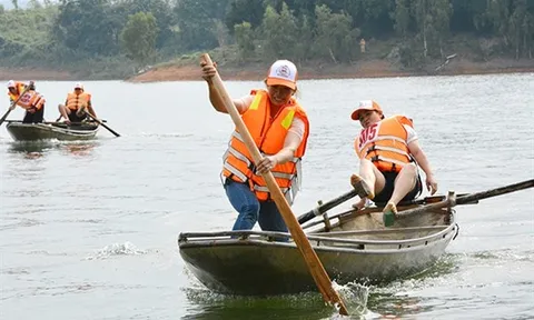 Giải đua thuyền nan truyền thống các dân tộc vùng hồ Thác Bà