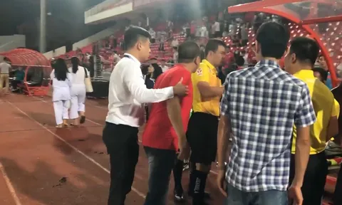 Cổ động viên Hải Phòng có hành động miệt thị đối với trọng tài Hoàng Ngọc Hà