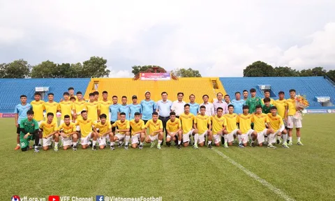 Huấn luyện viên Park Hang-seo xem U20 Việt Nam thi đấu