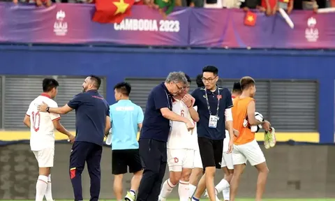 Mặt sân Prince có phải là nguyên nhân khiến cầu thủ thay nhau… “đốt lưới nhà”?