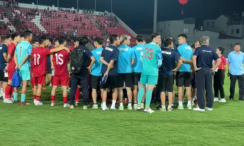 Cầu thủ vào bệnh viện cấp cứu, huấn luyện viên Troussier bỏ họp báo