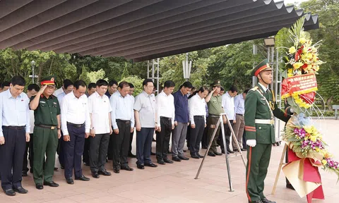 Chủ tịch Quốc hội Vương Đình Huệ và Đoàn công tác Trung ương dâng hương tưởng nhớ anh hùng liệt sĩ tại Quảng Trị