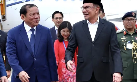 Thủ tướng Malaysia đến Hà Nội, bắt đầu chuyến thăm chính thức Việt Nam