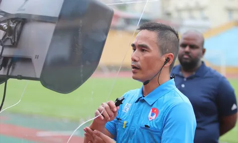 Trọng tài liên tục chờ VAR chỉ bù giờ 3 phút liệu có chính xác?
