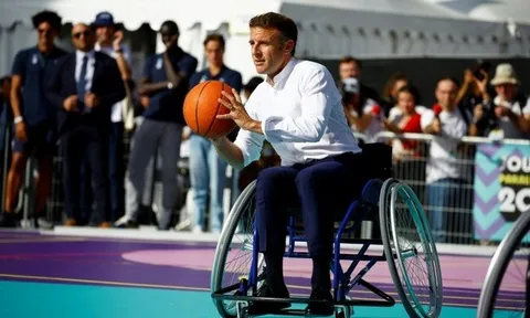 Tổng thống Pháp Macron chơi bóng rổ trên xe lăn ủng hộ Paralympic