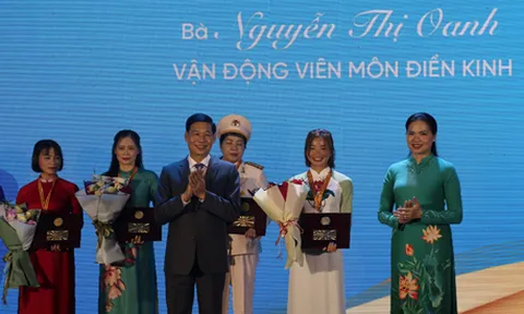 Vận động viên Nguyễn Thị Oanh nhận giải thưởng Phụ nữ Việt Nam 2023