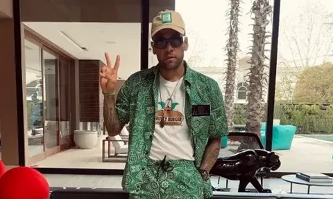 Dani Alves mở tiệc thâu đêm mừng ra tù