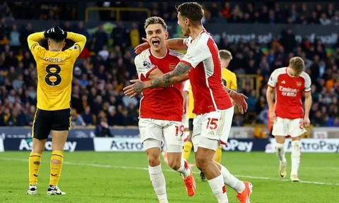 Arsenal chiếm lại ngôi đầu Premier League
