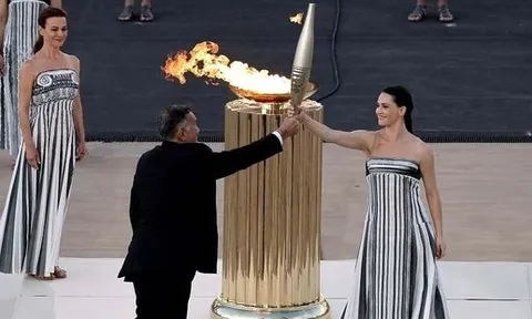 Olympic Paris 2024: Bắt đầu hành trình đưa ngọn đuốc tới Pháp