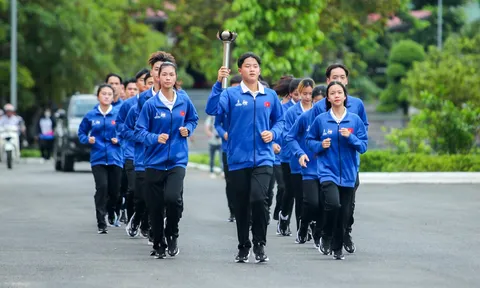 Lễ rước đuốc Đại hội Thể thao Học sinh Đông Nam Á lần thứ 13