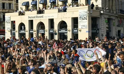 Olympic Paris 2024: Người dân tại Pháp hứng khởi với cuộc chạy tiếp sức rước đuốc 