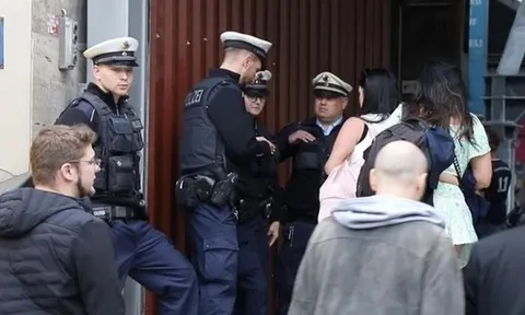 Cảnh sát Anh và Đức hợp tác chống hooligan trước trận Anh - Serbia