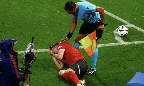 Thêm một hình ảnh xấu xí ở EURO 2024: Các cổ động viên liên tiếp ném vật thể lạ xuống sân