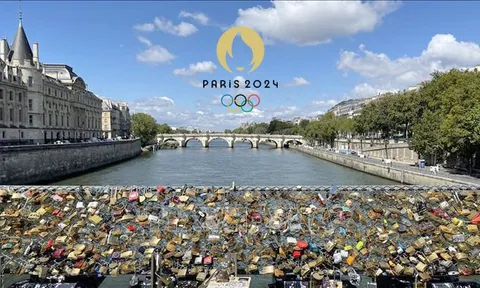 Olympic Paris 2024: Bộ trưởng Thể thao Pháp bơi trên sông Seine