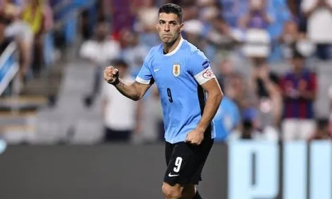 Luis Suarez đi vào lịch sử