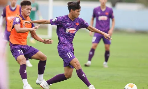 Huấn luyện viên Kim Sang-sik rà soát, đánh giá lực lượng đội tuyển U22 Việt Nam