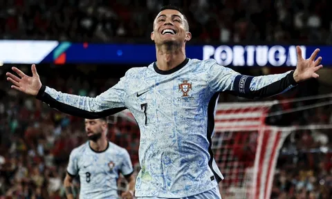 Ronaldo trở thành cầu thủ nam đầu tiên ghi được 900 bàn