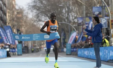 Kiplimo phá kỷ lục thế giới nội dung chạy bán marathon